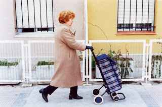 Mujer con carro de la compra