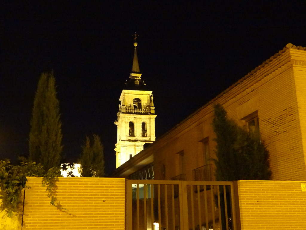 La noche en Blanco Alcalá 2014 - torre de la Catedral Magistral vista desde el patio trasero de Alcalá Desarrollo