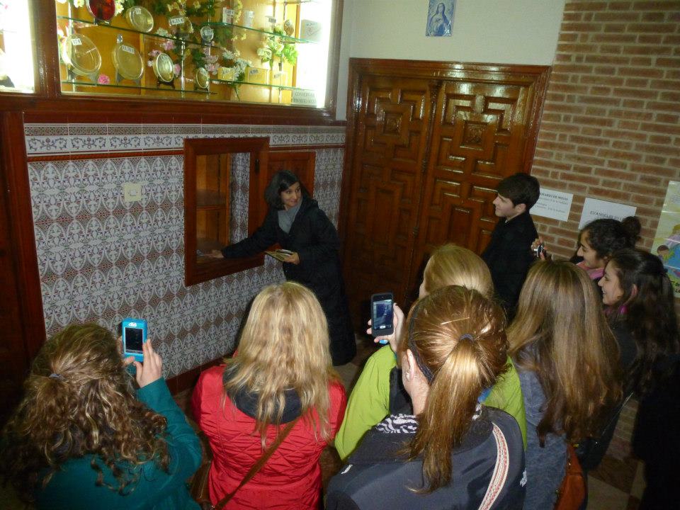Cristina Blanco mostrando cómo comprar Almendras de Alcalá en el Convento de las Clarisas de San Diego a un grupo de estudiantes norteamericanos