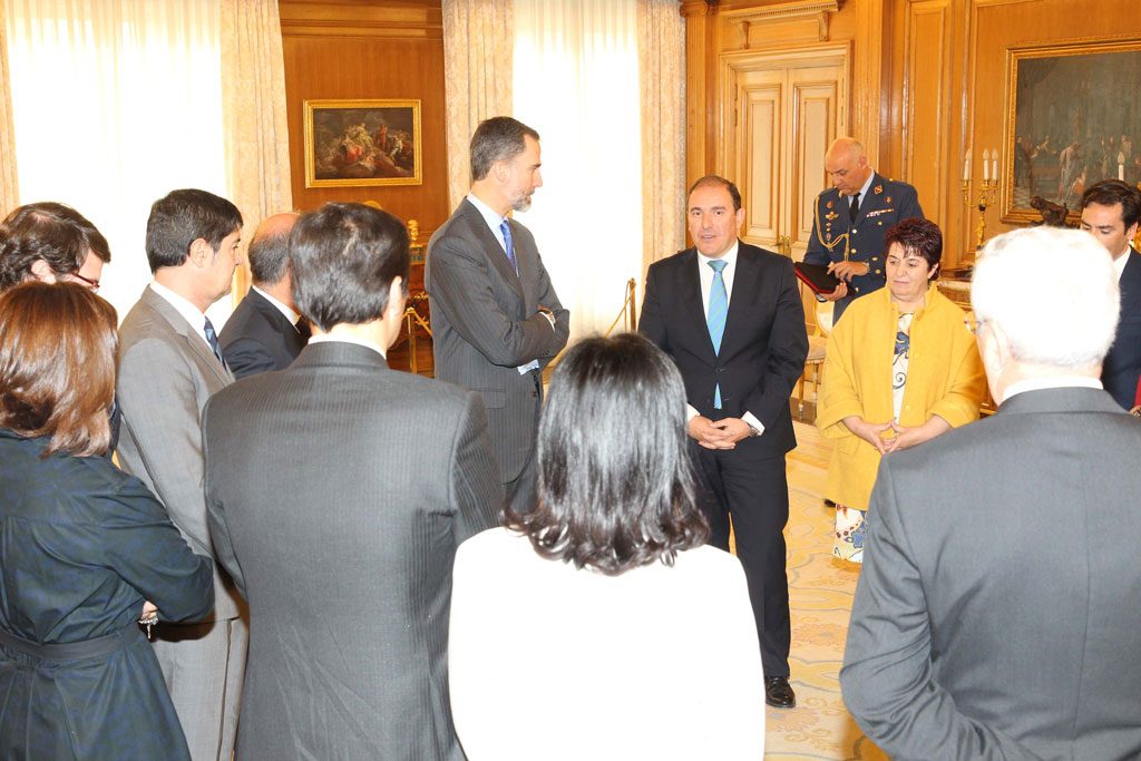 El alcalde invita al Rey a visitar Alcalá