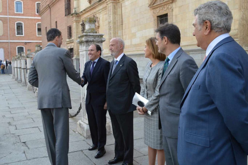 Felipe VI entrega en Alcalá un premio a las Adoratrices