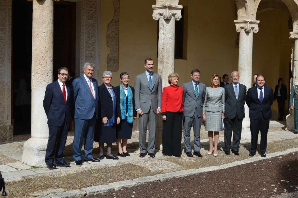 Felipe VI entrega en Alcalá un premio a las Adoratrices