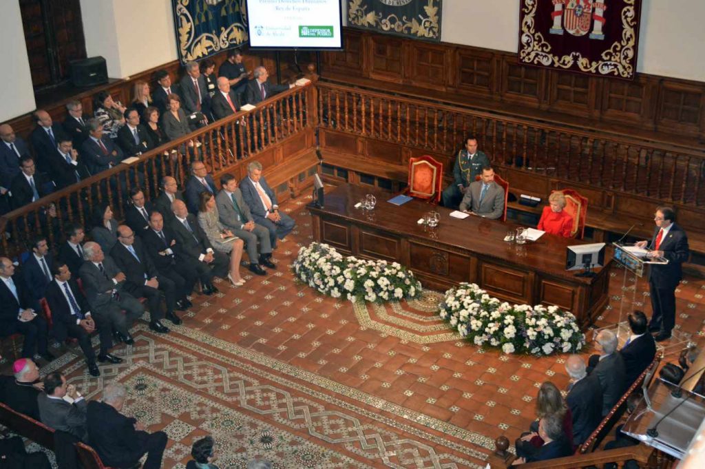 Felipe VI entrega en Alcalá un premio a las Adoratrices