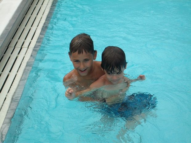 piscina con niños