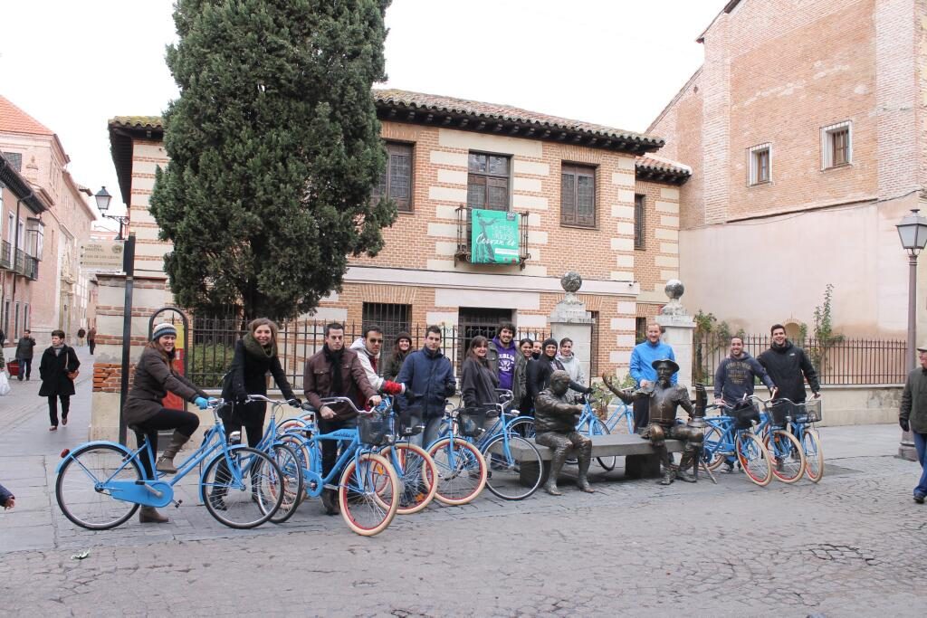 Foto delante de la casa de Cervantes y monumento de Pedro Requejo Novoa