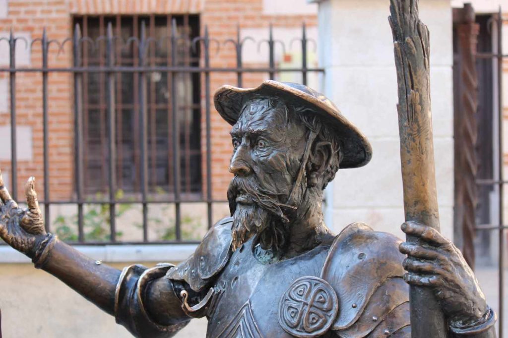 Don Quijote frente a la Casa de Cervantes