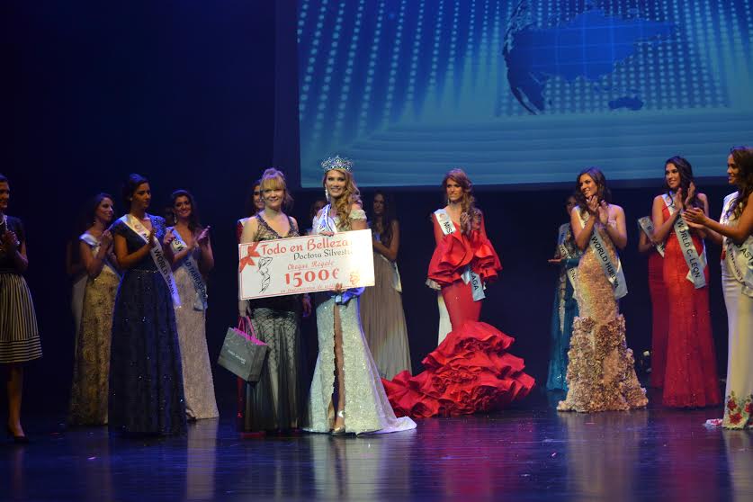 La Miss Mundo Spain Mireia Lalaguna, recibiendo el premio de Todo en belleza de manos de Cuca Miquel