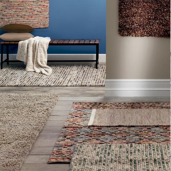 Una simple composición creada por la sobreposición de alfombras nos da las claves para un estilo'effortless chic' perfecto. Encuéntralas todas en www.elcorteingles.es/hogar/decoracion-textil/alfombras/