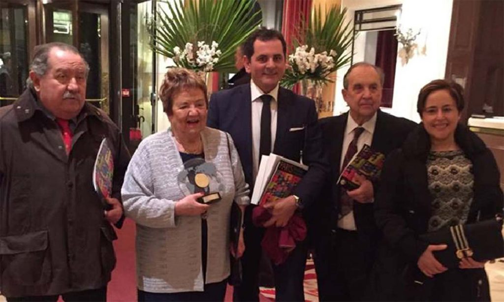 De Izquierda a derecha participantes Españoles en Vinalies 2016 recogiendo el trofeo: Pascual Herrera, Presidente del Consejo Regulador de la Denominación de Origen Cigales y ex director de la Estación Enológica de Castilla y León. María Isanel Mijares, Graduada en Ciencias Quimicas y Enóloga por la Universidad de Burdeos fundadora y directora de EUIPO TEAMS(Tecnología Enológica y Alimentaría) José Mijares Exportador Internacional, José Valdearcos Director de Restauración del Parador de Turismo de Alcalá de Henares, Begoña Jovellar Enóloga de la Bodega Vega Sicilia, Oremus y Lorrayne Hems