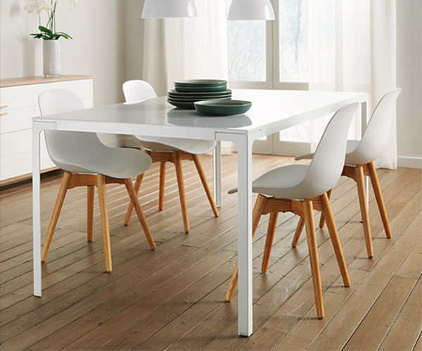 ¿A que nunca pensaste que algo tan sencillo como una mesa blanca con cuatro sillas estilo nórdico fuera a resultar tan chic? Esto es el estilo que te proponemos. A tu alcance en