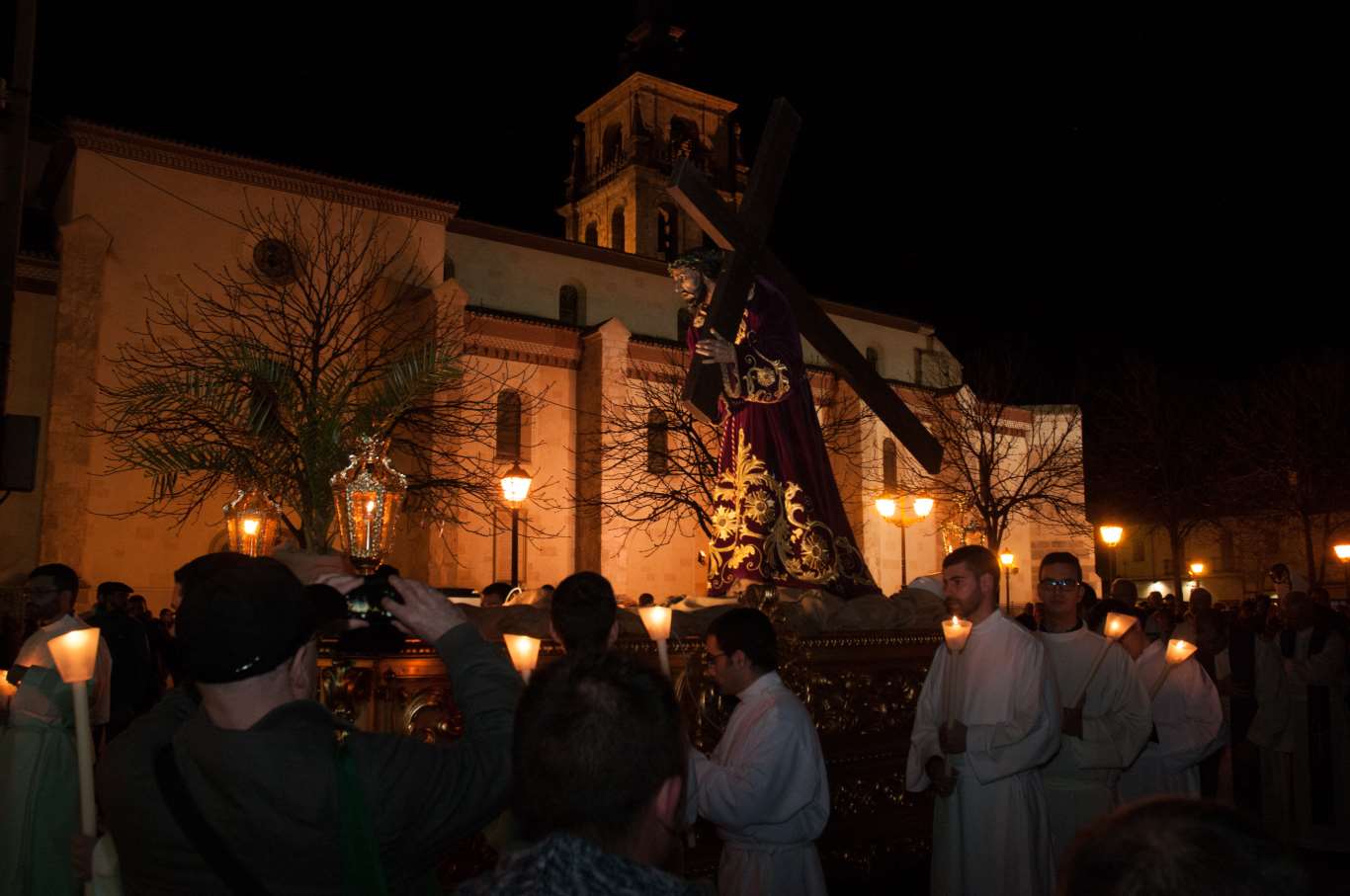 Jesús Nazareno con la Cruz a cuestas hizo su Vía Crucis por la Magistral