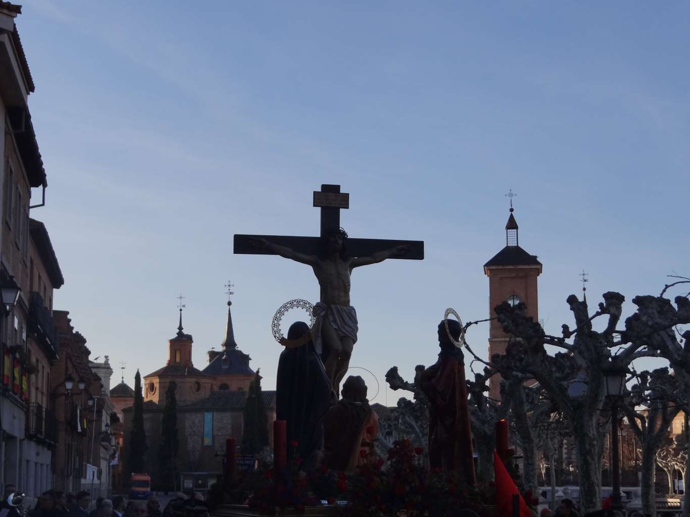 El Cristo de la Agonía, al alba con el cielo de Alcalá al fondo