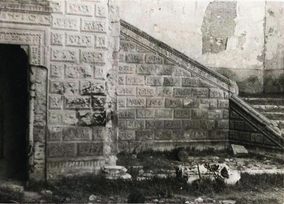 Vista de la escalera de Covarrubias tras el incendio, una vez limpio este espacio de escombros. Fotografía incluida en un proyecto de restauración elaborado en 1943 por el arquitecto González Valcárcel. Ministerio de Cultura. Archivo General de la Administración (Alcalá de Henares), Cultura, Caja 65/00244.