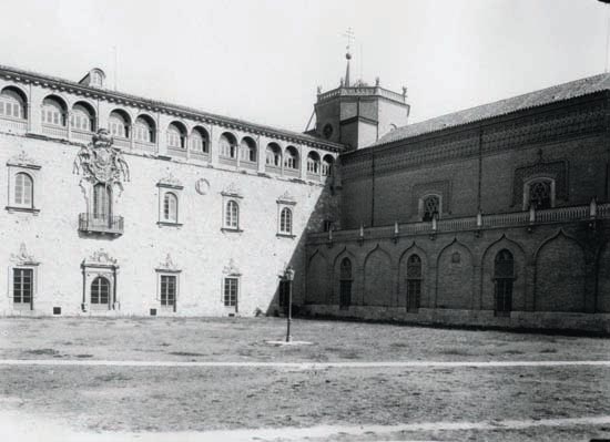 Fachada principal y ala oriental en el patio de entrada. Foto Mariano Moreno (c.1915-1920). Archivo Moreno, IPCE (Ministerio de Cultura). Madrid. NIM 35416-B.