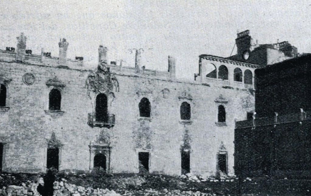 Vista general de la fachada principal tras el incendio. La galería de la planta segunda ha desaparecido casi por completo. Fotografía publicada por Rodolfo García Pablos en la Revista Nacional de Arquitectura, Mayo-1944.Ministerio de Fomento. Biblioteca- Archivo del Ministerio de Fomento (Madrid).