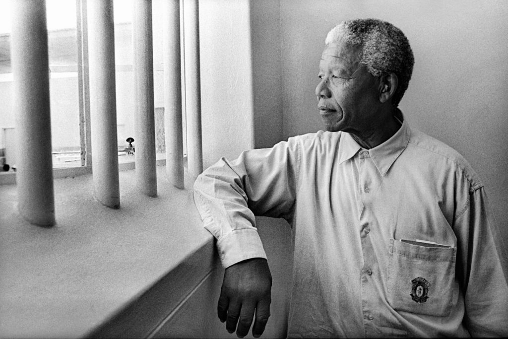 Visita de Nelson Mandela a su antigua celda en Robben Island. 1994. 90 x 70