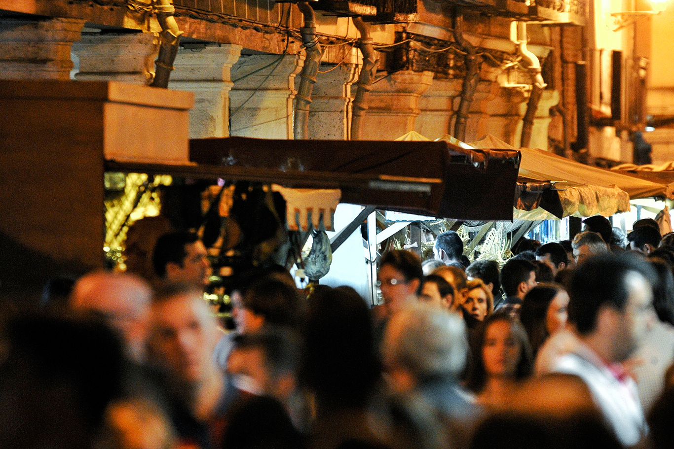 mercado_noche_gente