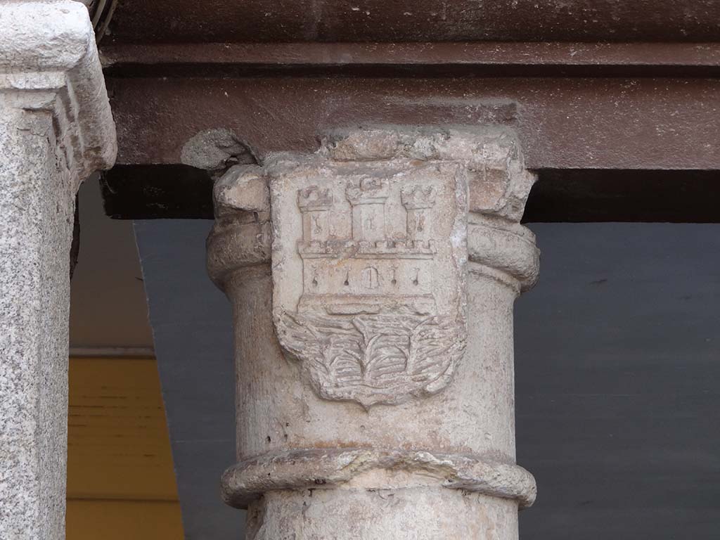 escudo-mas-antiguo-de-alcala-plaza-de-cervantes