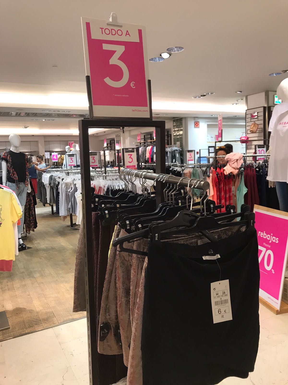 Lefties vuelve a sus inicios (el outlet de Zara) y liquida cientos de  prendas para la nueva temporada por menos de 10 euros