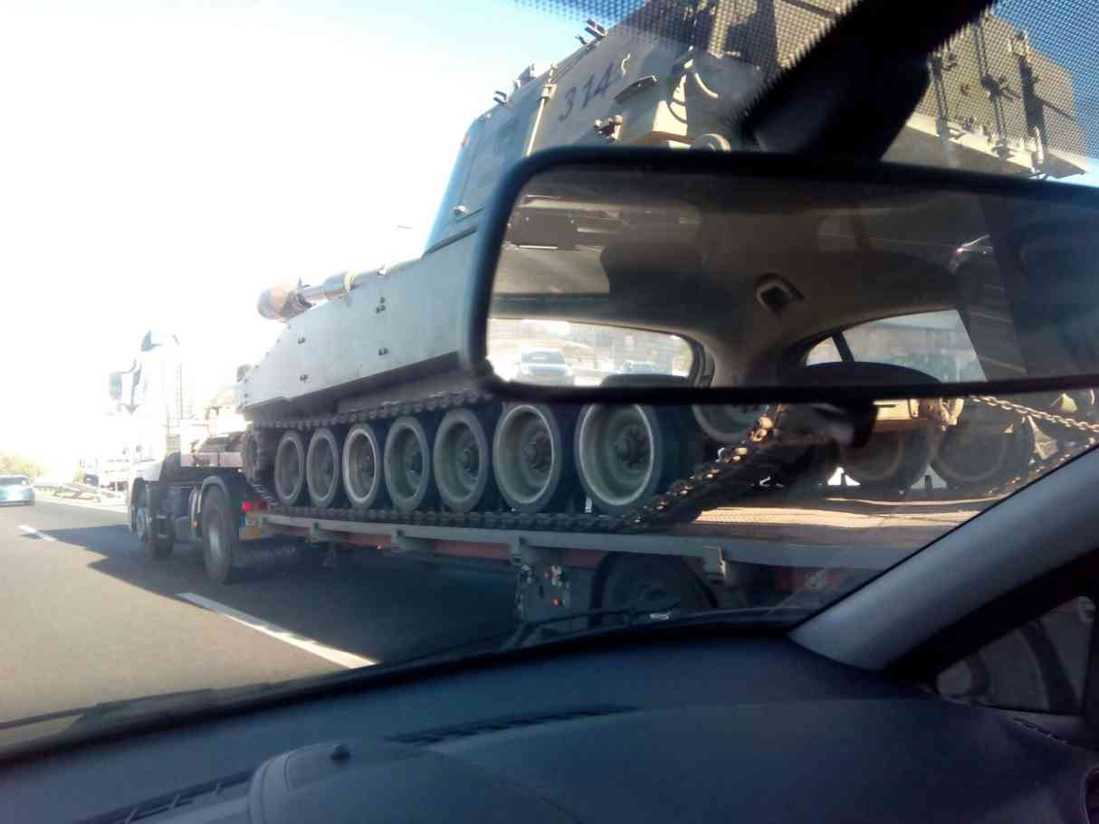 carros de combate y camiones del ejército llegan a Alcalá
