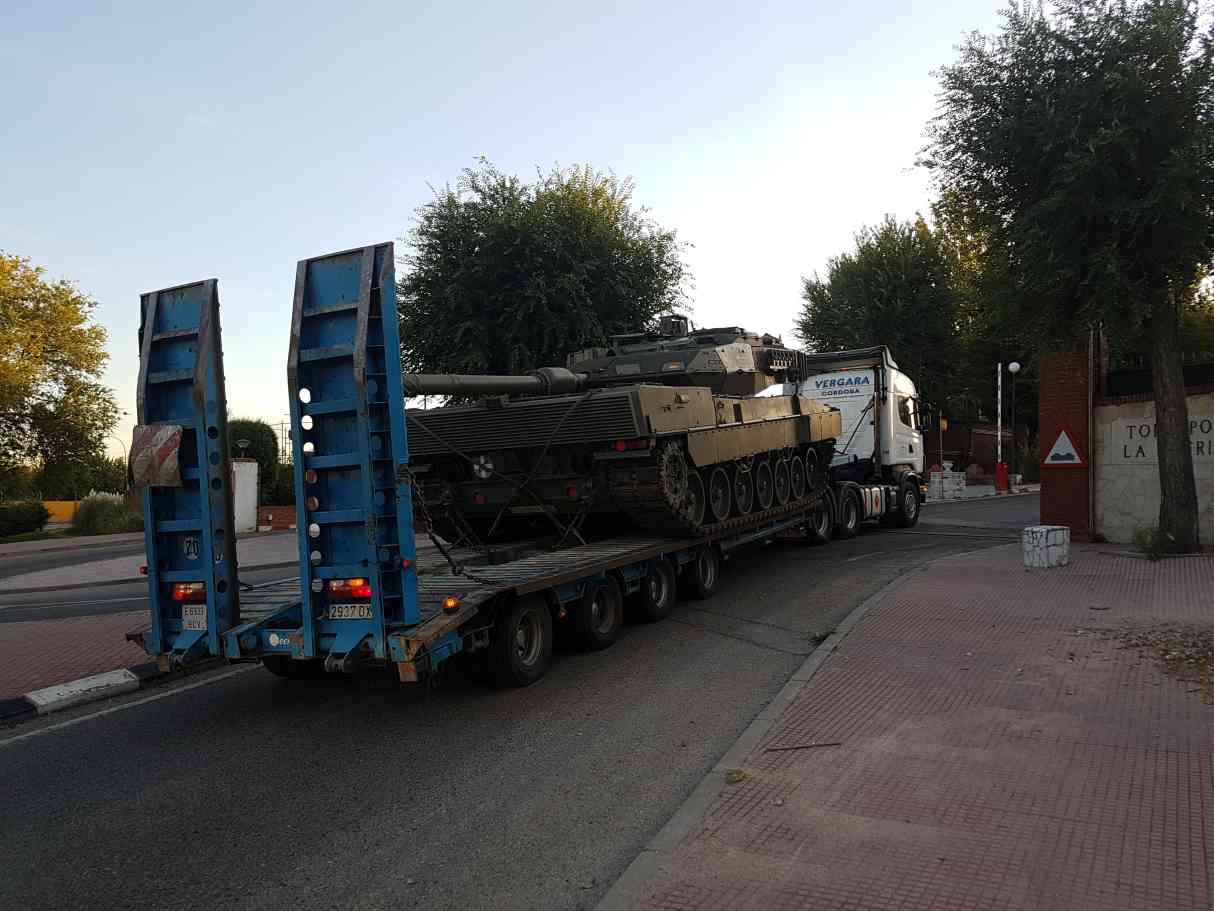 carros de combate y camiones del ejército llegan a Alcalá