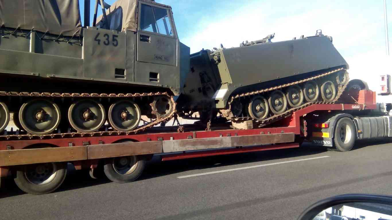 carros de combate y camiones del ejército llegan a Alcalá