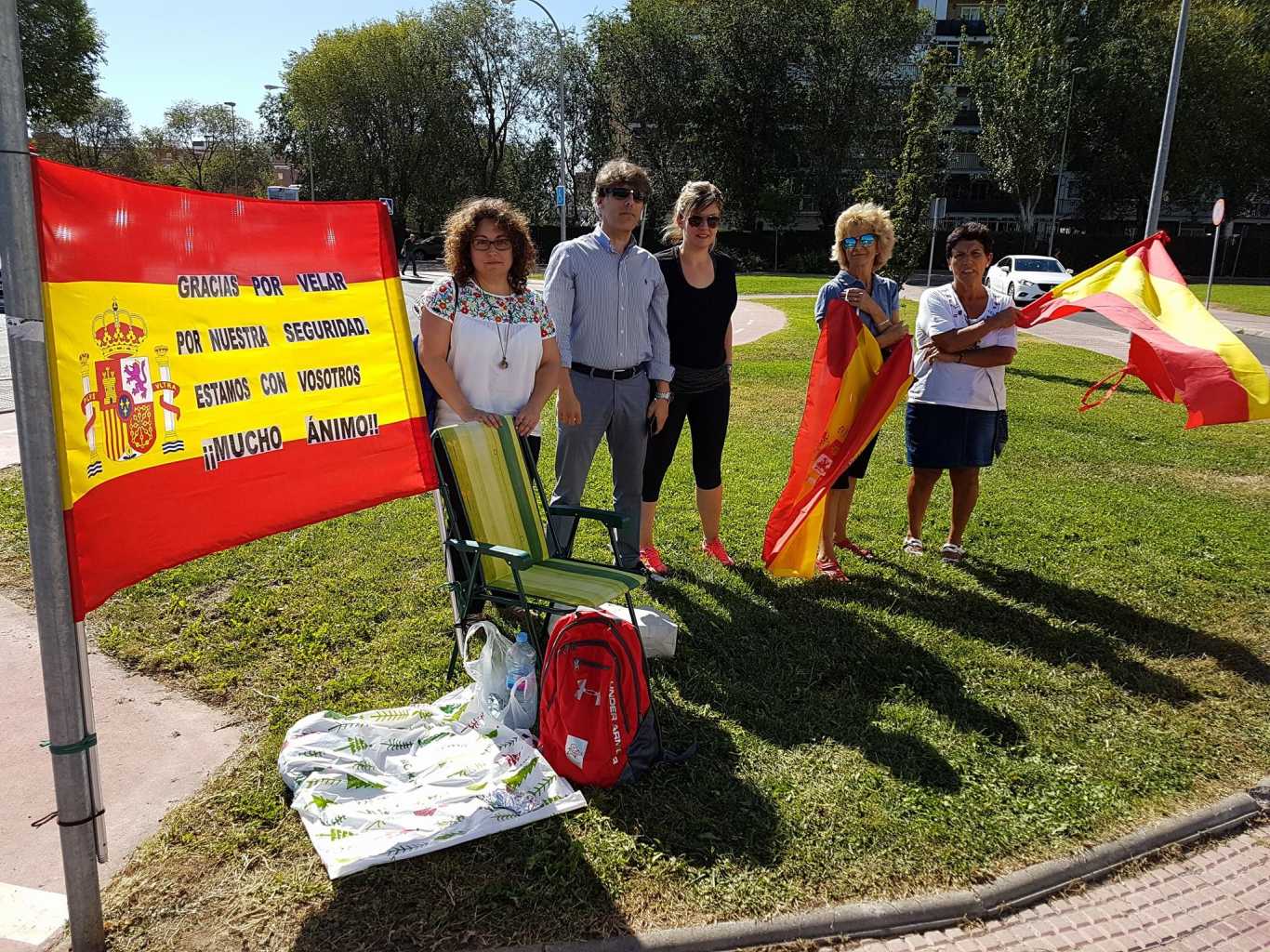 frente a la Comisaría de Policía