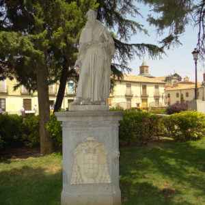 Universidad de Alcalá - Estatua del Cardenal Cisneros