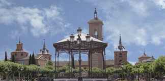 Plaza de Cervantes - Quiosco de música y al fondo Torre de Santa María