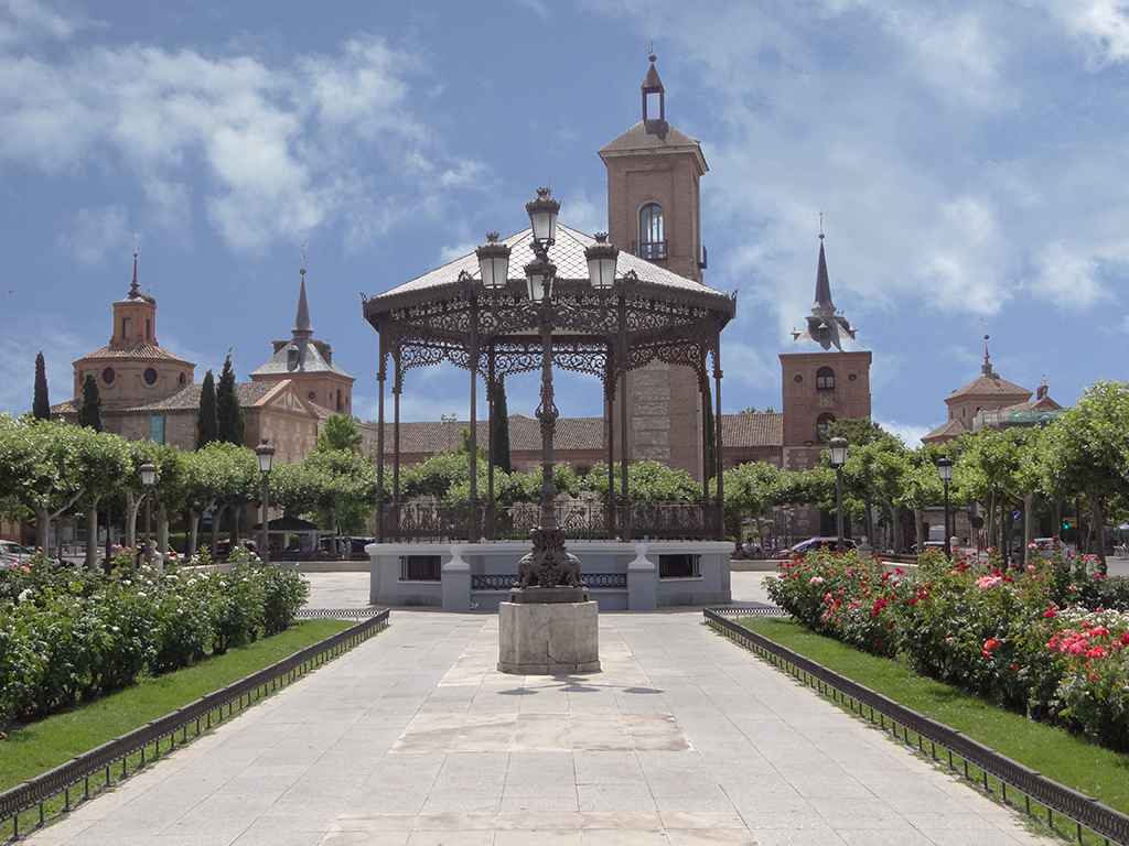 Plaza de Cervantes - Quiosco de música y al fondo Torre de Santa María