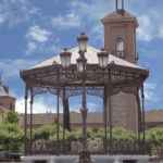 Plaza de Cervantes - Quiosco de música y al fondo Torre de Santa María