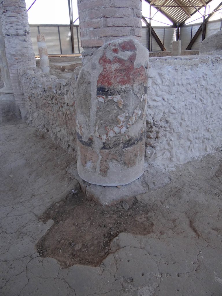 Casa de los Grifos. Detalle de una de las columnas en la que se puede ver restos de pintura decorativa.