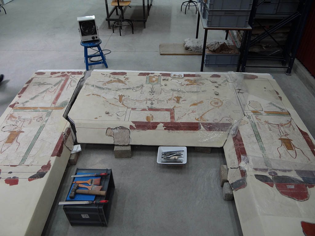 Casa de los Grifos. Detalle del proceso de restauración de la pintura de uno de los pórticos.