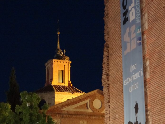 La noche en Blanco Alcalá 2014 - Torre de Santa María y Capilla del Oidor en la Plaza de Cervantes