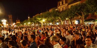 La noche en Blanco Alcalá 2014 - Asistentes a uno de los conciertos de la Plaza de Cervantes