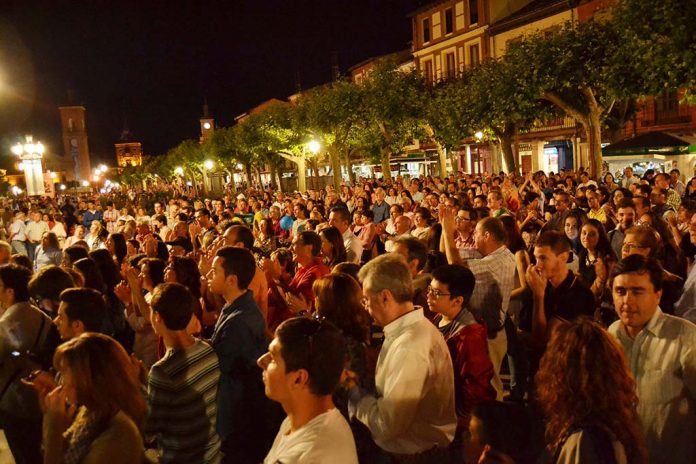 La noche en Blanco Alcalá 2014 - Asistentes a uno de los conciertos de la Plaza de Cervantes
