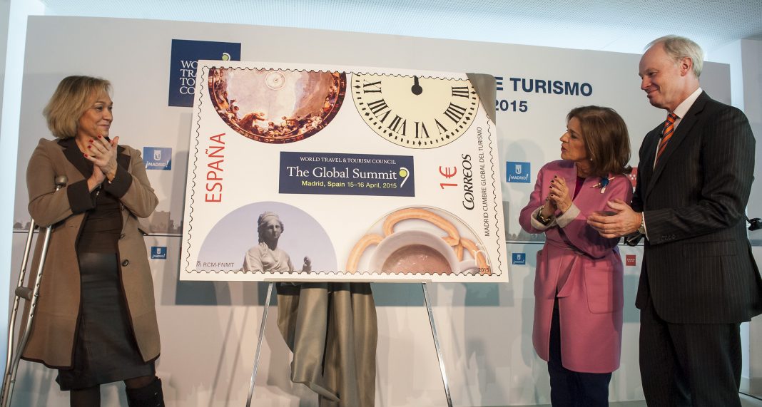Momento de la presentación del sello de Correos conmemorativo de la cumbre mundial de turismo. De izquierda a derecha, Ana Isabel Mariño, Ana Botella y David Scowsill