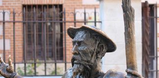 Don Quijote frente a la Casa de Cervantes
