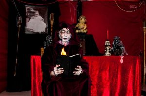 Mucho miedo y largas colas en el Pasaje del Terror de Alcalá Magna