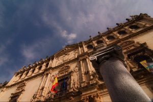 La fachada del Colegio Mayor de San Ildefonso: Construcción, evolución y restauraciones