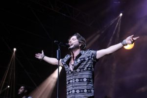 Manuel Carrasco baila el viento en Alcalá de Henares