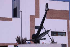 Un ancla frente a la comisaría para homenajear al Cervantes soldado de la mar