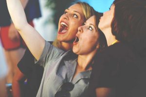 Test: ¿Sabes salir bien en un selfie? ¡Aprende a posar con la autocámara!