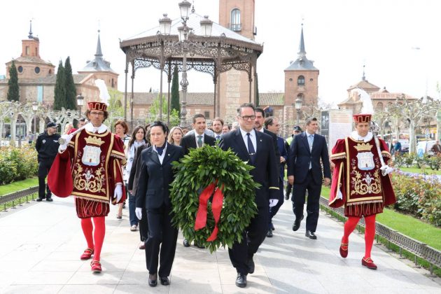Corona de Laurel en la estatua de Cervantes en el día de su Premio