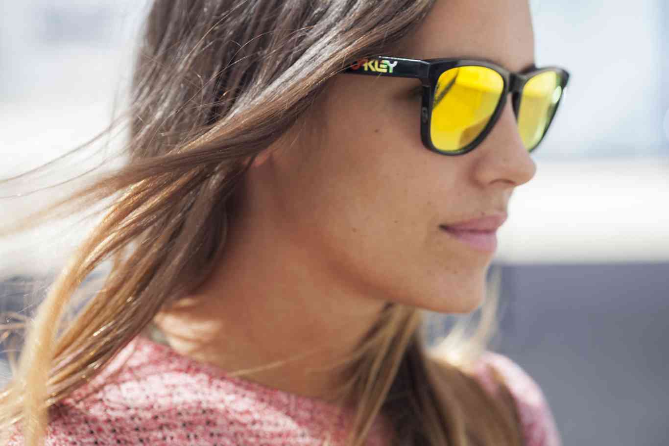 Las gafas de sol de moda tienen el cristal amarillo