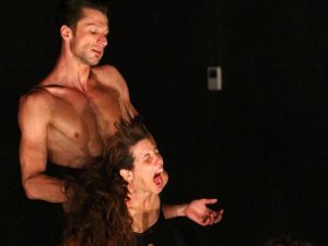 LOSDEDAE lleva su danza contemporánea al Teatro Salón Cervantes con “Karga”