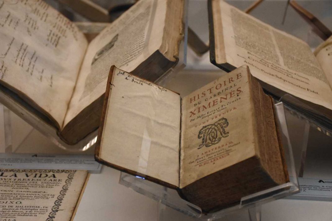 Los seis tomos de la Biblia Políglota Complutense por primera vez en una exposición