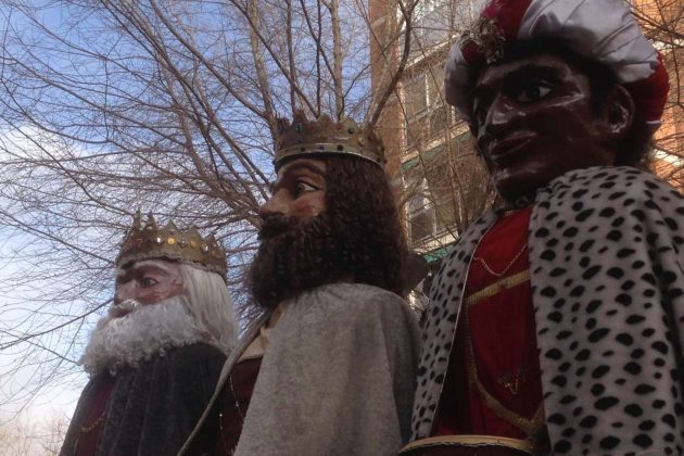 La Comparsa Navideña de Gigantes visita los barrios de Alcalá
