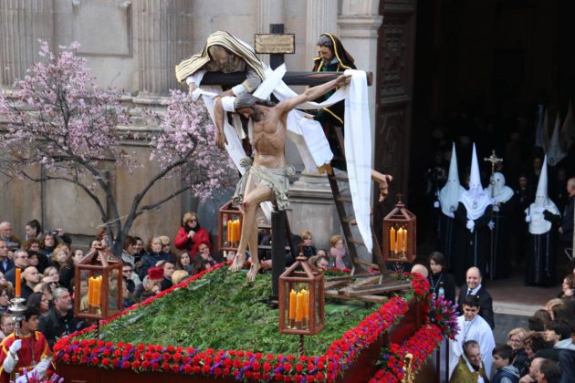 Resumen de la procesión de la Soledad Coronada y el Sagrado Descendimiento 2018