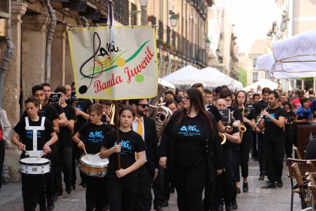 El pasacalles más joven y musical recorrió el centro de Alcalá de Henares